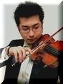 <br>長原 幸太　ながはら･こうた　ヴァイオリン<br><br>
1981年広島県呉市に生まれ。東京藝術大学附属音楽高等学校を卒業後、同大学に進学。全額スカラシップを受けジュリアード音楽院に留学。1992年･翌年ともに全日本学生音楽コンクール全国第１位。1994年ヴィニアフスキー国際ヴァイオリンコンクール17歳以下第3位。1998年日本音楽コンクール最年少優勝。五嶋みどりレクチャーコンサートで奨励賞を受賞し、ニューヨークに招待。五嶋みどり氏のレッスンを受ける。小澤征爾指揮のもとコンサートマスターやソリストを務め、サイトウ・キネン・オーケストラにも最年少参加。12歳で東京交響楽団と共演。日本各地の主要オーケストラや、小澤征爾、岩城宏之、秋山和慶、ゲルハルト・ボッセ等の名指揮者と共演。ソリストとしての他、 室内楽奏者、オーケストラのゲストコンサートマスターとして活躍。アルゲリッチ国際音楽祭、宮崎国際音楽祭、やまなみ国際音楽祭等、各地の音楽祭にも出演。 演奏を通じてのボランティア活動にも力を入れている。広島市長賞「広島フェニックス賞」、広島県教育長賞「メイプル賞」受賞、広島国際文化財団「ヒロシマ・スカラシップ'98」、広島ホームテレビ文化・スポーツ賞（最年少受賞）、東京芸大の福島賞等、受賞多数。これまでに村上直子、小栗まち絵、工藤千博、澤和樹、ロバート・マンの各氏に師事。2004年9月、大阪フィルハーモニー交響楽団首席客演コンサートマスターに就任、2006年４月より首席コンサートマスターとなる。

